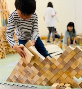 積み木教室で主体的に学ぶ子どもたち