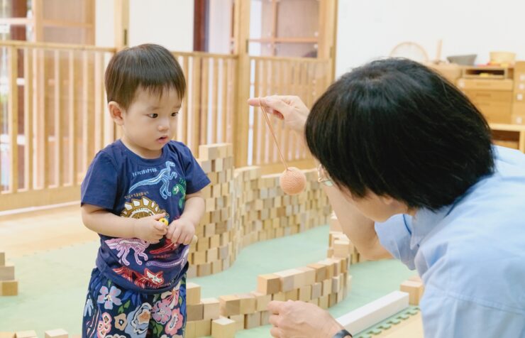 人見知り・場所見知りのお子様が積み木遊びを楽しむ様子
