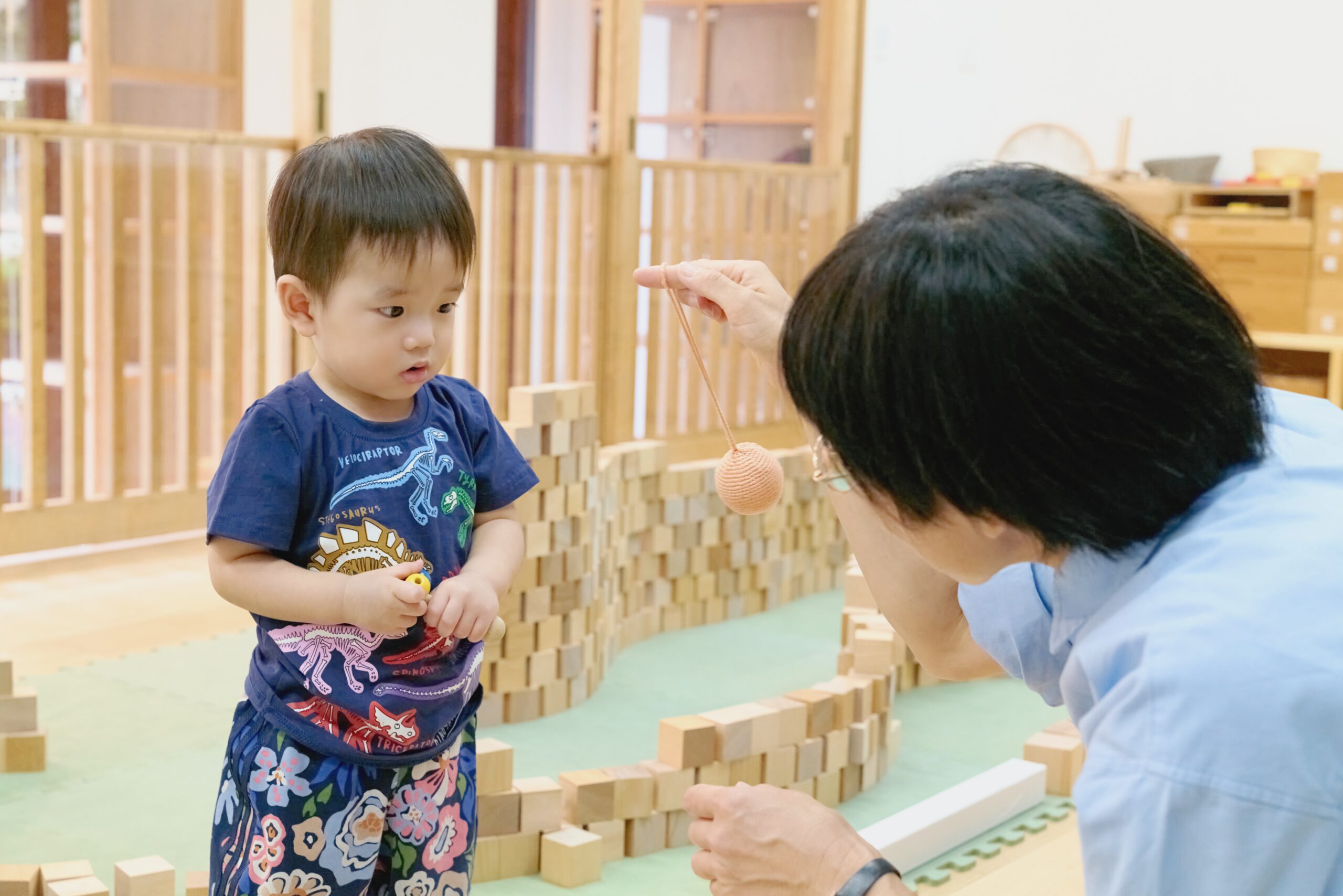 人見知り・場所見知りのお子様が積み木遊びを楽しむ様子