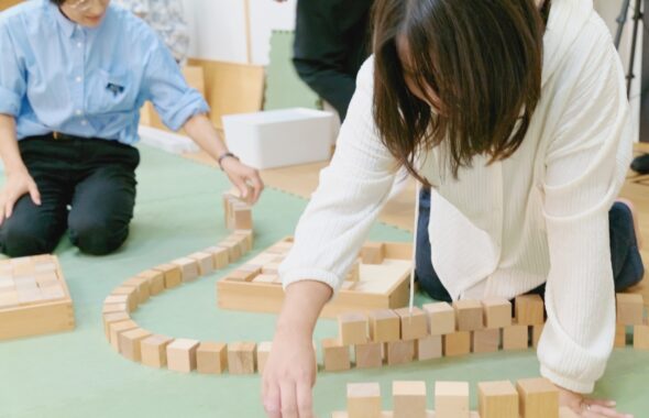 横浜つみきで積み木遊びを楽しむ親子