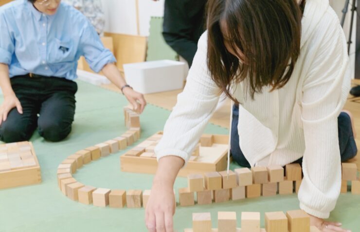横浜つみきで積み木遊びを楽しむ親子