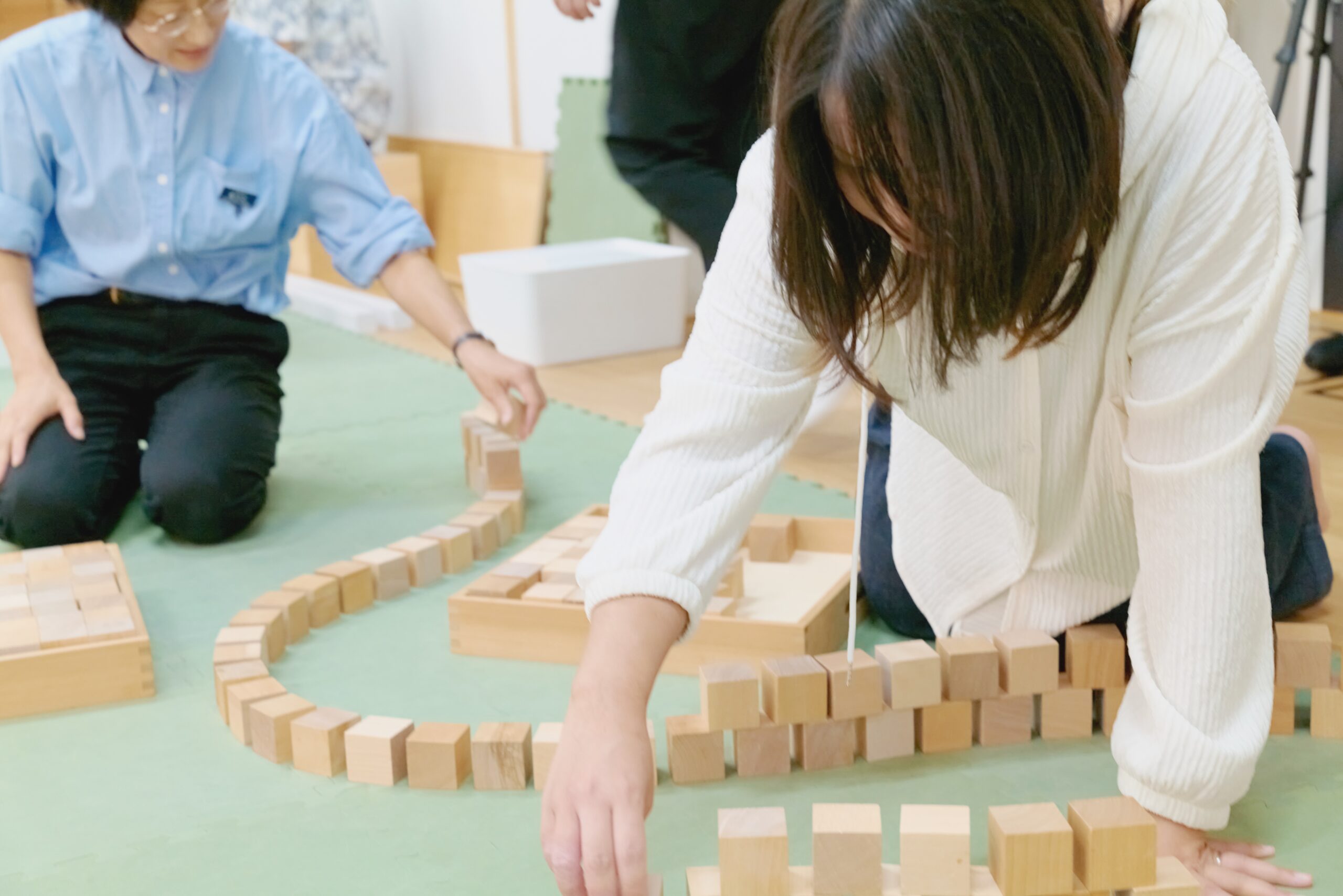 横浜つみきで積み木遊びを楽しむ親子