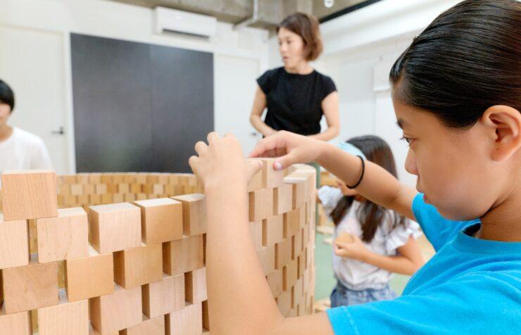 積み木遊びで主体性と創造力を育む子どもたち