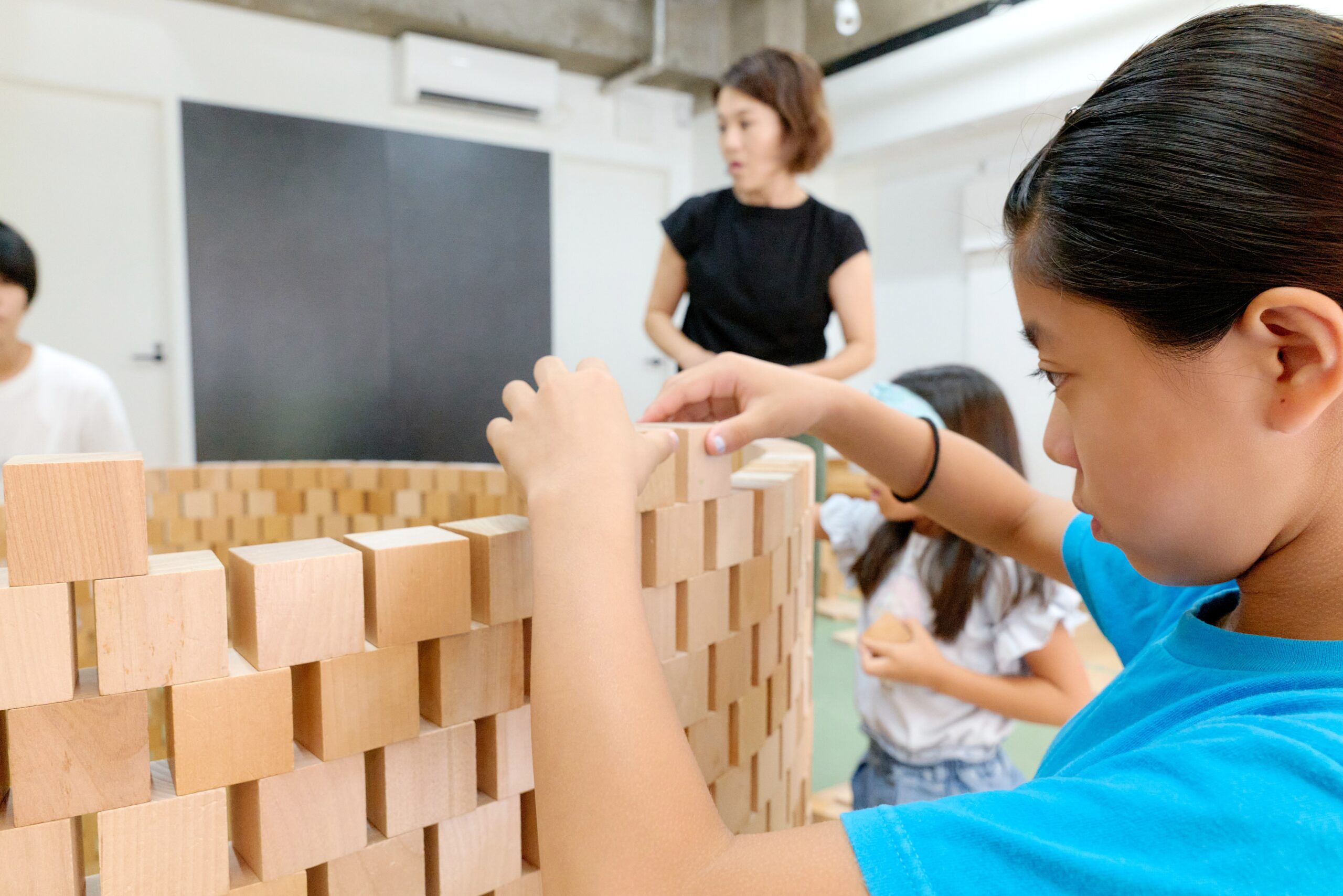 積み木遊びで主体性と創造力を育む子どもたち