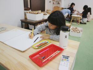 積み木やお絵かきを通して考える力を育む子ども