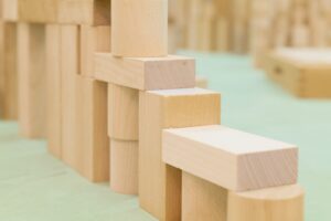 白木の積み木で立体感覚を育む積み木遊び