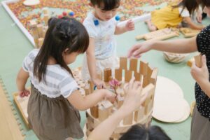 積み木遊びに夢中になる幼児たち