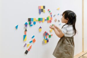 積み木遊びで図形や空間認識を育む幼児