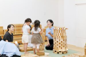 積み木遊びの効果を体験する子どもたち