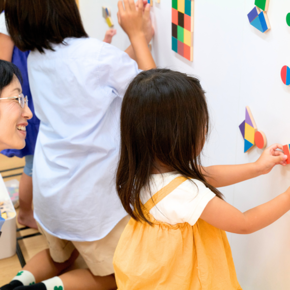講師に見守れながら自己肯定感を育む童具遊びをする子ども
