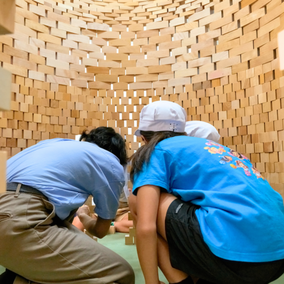 大量の積み木で遊ぶ生徒と講師の画像