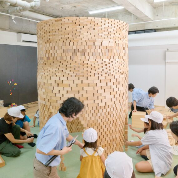 巨大な積み木作品に取り組む生徒たち